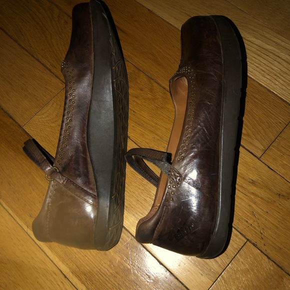 Earth Women's Brown Mary Jane Flats - Picture 8 of 8